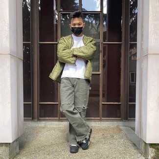 С чем носить темно-зеленую легкую куртку мужчине