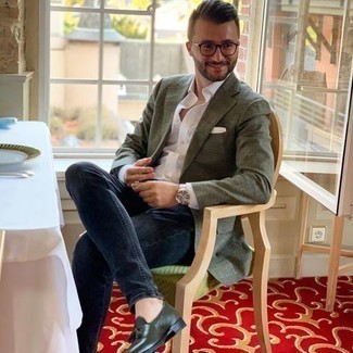 Какие джинсы носить с темно-зелеными лоферами мужчине