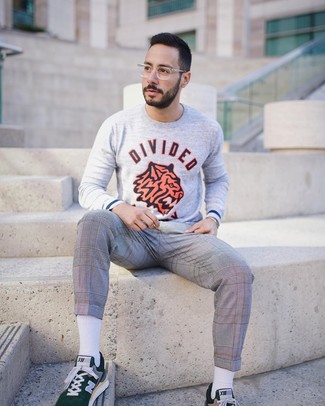 С чем носить темно-зеленые низкие кеды мужчине