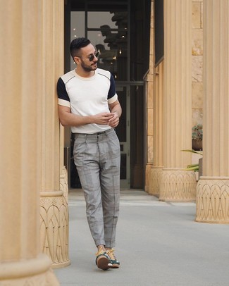 С чем носить темно-зеленые низкие кеды мужчине