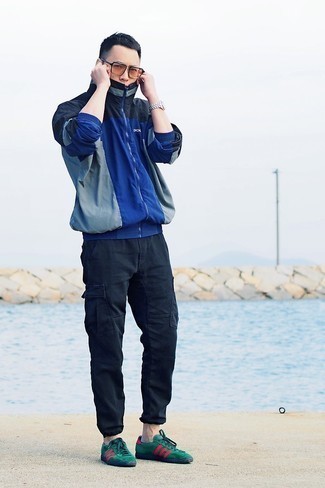 С чем носить темно-зеленые низкие кеды мужчине