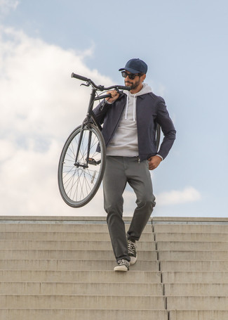 С чем носить темно-зеленые низкие кеды мужчине