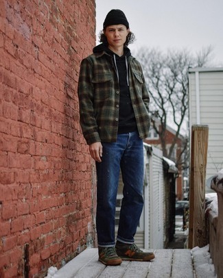 С чем носить темно-зеленые низкие кеды мужчине