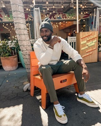 С чем носить темно-зеленые низкие кеды мужчине