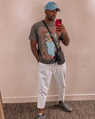 С чем носить темно-зеленые низкие кеды мужчине