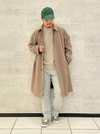 Какие длинные пальто носить с темно-зелеными низкими кедами