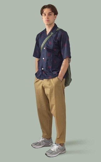 С чем носить темно-зеленую сумку почтальона