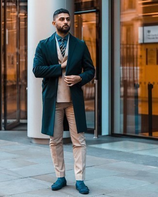 Как носить темно-зеленое длинное пальто с бежевым костюмом