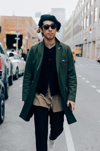 Как носить темно-зеленое длинное пальто с черными брюками чинос