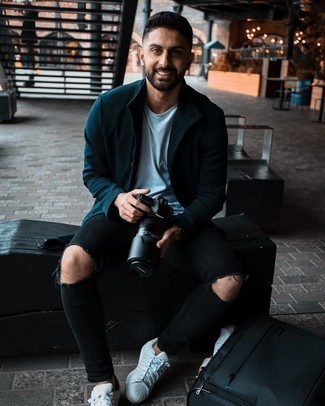 Как носить темно-зеленое длинное пальто с черными джинсами