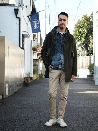 Какие низкие кеды носить с темно-зеленым длинным пальто