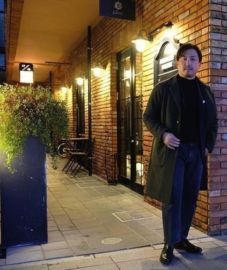 Как носить темно-зеленое длинное пальто с темно-синими джинсами