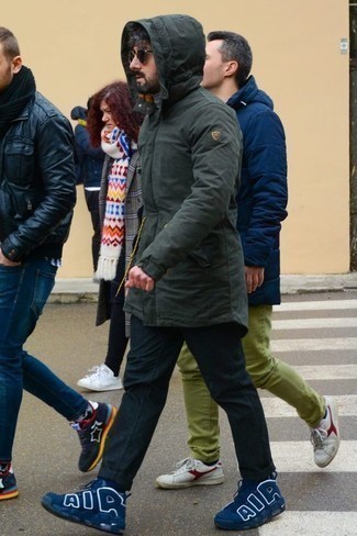 Какие кроссовки носить с темно-зеленой паркой мужчине