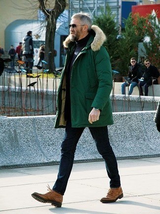 Как носить темно-зеленую парку с черным пиджаком мужчине