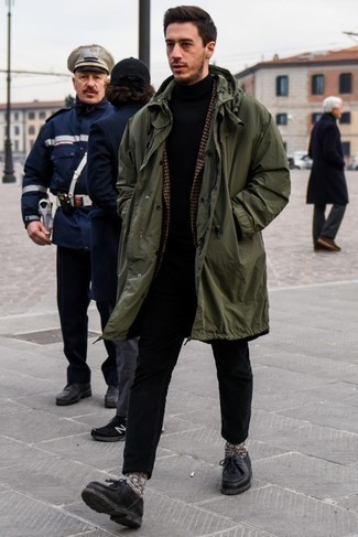 Как носить темно-зеленую парку с черными джинсами мужчине