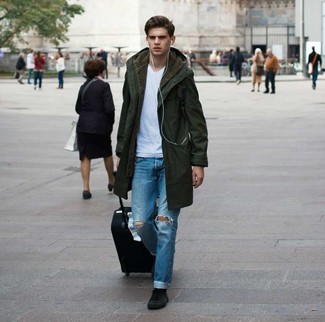 Как носить темно-зеленую парку с синими джинсами мужчине