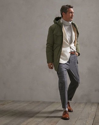 Какие брюки карго носить с темно-зеленой паркой