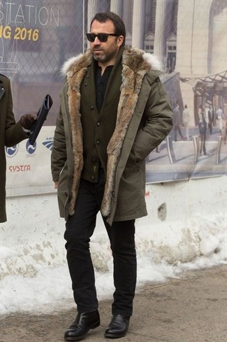 Какие ботинки челси носить с темно-зеленой паркой мужчине