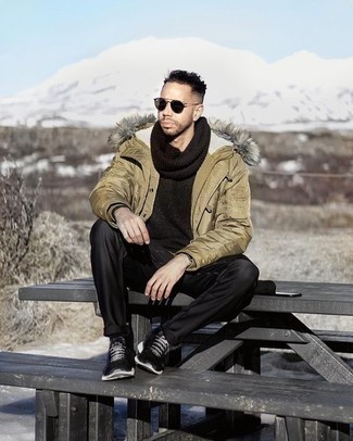 Какие брюки чинос носить с темно-зеленой паркой