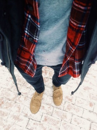 Как носить темно-зеленую парку с темно-синими джинсами мужчине