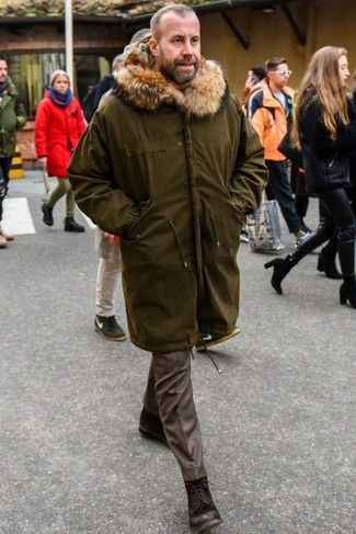 Какие водолазки носить с темно-зеленой паркой мужчине