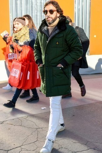 Как носить темно-зеленую парку с белыми джинсами мужчине