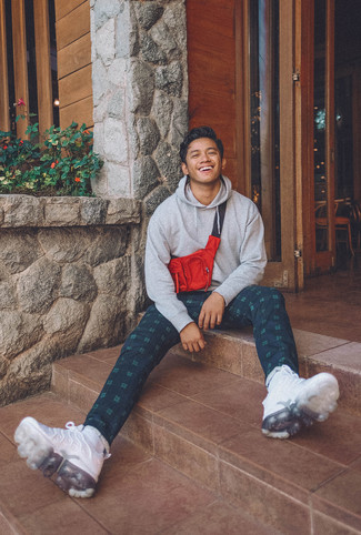 С чем носить темно-зеленые брюки чинос в шотландскую клетку