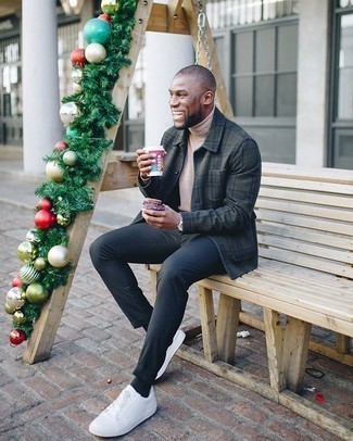 С чем носить темно-зеленую куртку-рубашку в шотландскую клетку мужчине