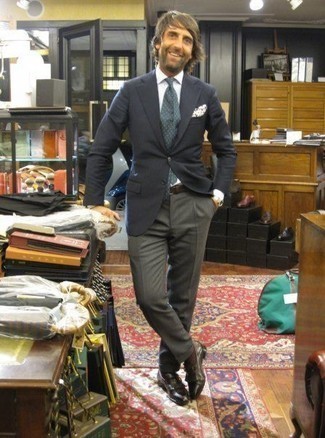 С чем носить темно-зеленый галстук в горошек мужчине