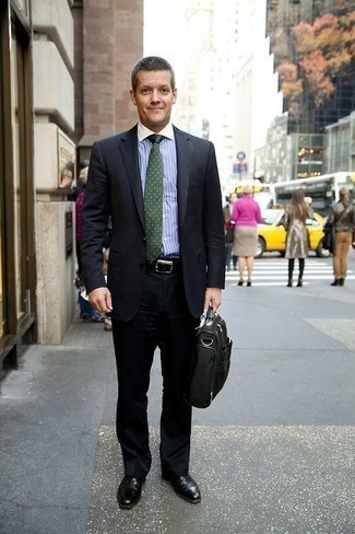 С чем носить темно-зеленый галстук в горошек мужчине