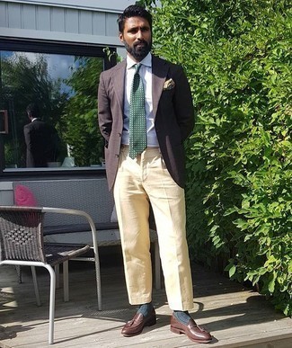 С чем носить темно-зеленый галстук в горошек мужчине