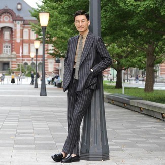 С чем носить темно-зеленый галстук в горошек мужчине