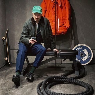 Какие брюки чинос носить с темно-зеленой футболкой-поло