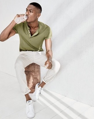 С чем носить темно-зеленую футболку-поло мужчине