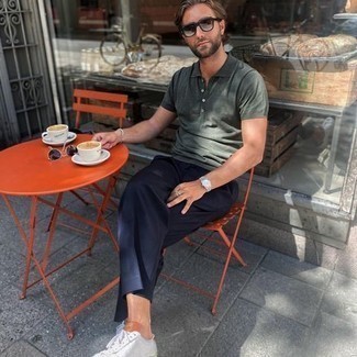 С чем носить темно-зеленую футболку-поло мужчине