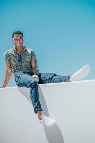 Как носить темно-зеленую футболку-поло с темно-синими брюками чинос