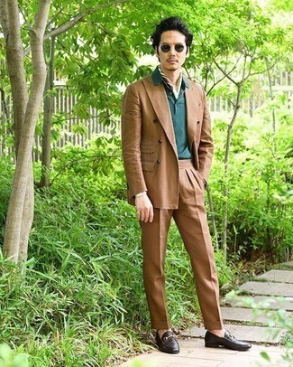 Какие костюмы носить с темно-зеленой футболкой-поло