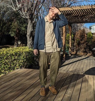 С чем носить темно-зеленые брюки чинос с принтом