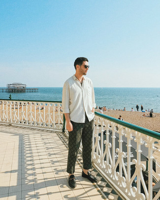 С чем носить темно-зеленые брюки чинос с принтом