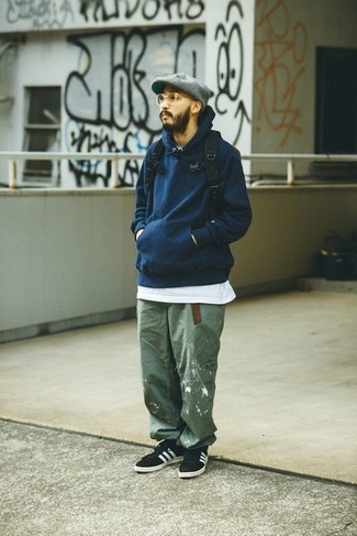 С чем носить темно-зеленые брюки чинос с принтом