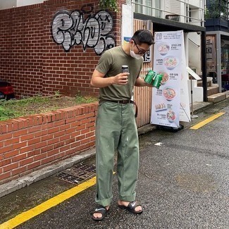 С чем носить темно-зеленые брюки чинос с принтом