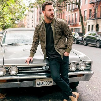 С чем носить темно-зеленую куртку с принтом мужчине