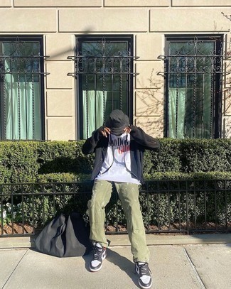 С чем носить темно-зеленые джинсы с принтом мужчине