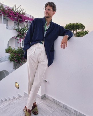 С чем носить темно-зеленые лоферы с принтом мужчине