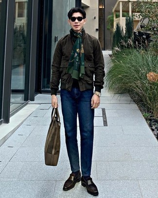 С чем носить темно-зеленый шарф с принтом мужчине