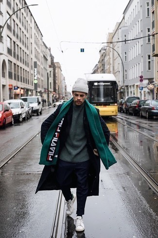 С чем носить темно-зеленый шарф с принтом мужчине