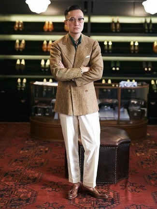 С чем носить темно-зеленую рубашку с принтом мужчине