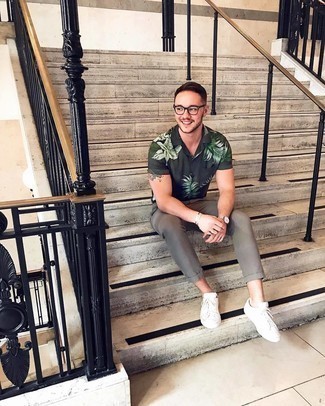 С чем носить темно-зеленую рубашку с принтом мужчине