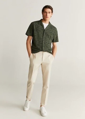 С чем носить темно-зеленую рубашку с принтом мужчине