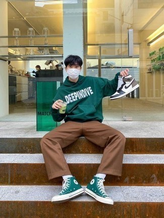 С чем носить темно-зеленый свитер с принтом мужчине